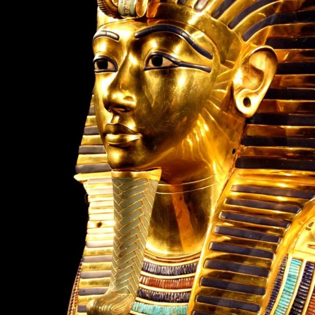 gold tutankhamun statue